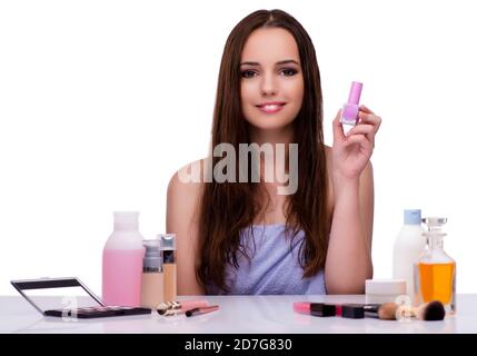 La donna che fa trucco isolato su bianco Foto Stock