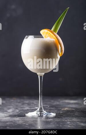 Rinfrescante cocktail alcolico pina colada in vetro posto sul tavolo. Foto di alta qualità Foto Stock