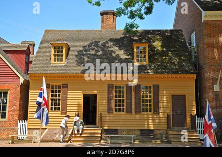 Negozio di antiquariato Silversmith su e Duke of Gloucester Street a Colonial Williamsburg, Virginia VA, Stati Uniti. Foto Stock