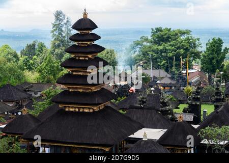 Tempio Besakih situato nella reggenza di Karangasem. E 'Madre del tempio indù. Santo e pieno di dio atmosfera. Foto Stock