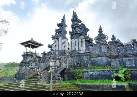 Tempio Besakih situato nella reggenza di Karangasem. E 'Madre del tempio indù. Santo e pieno di dio atmosfera. Foto Stock