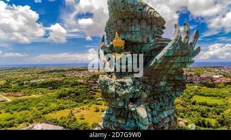 Nella mitologia indù, Lord Vishnu è visto come il protettore dell'Universo, cavalcando la possente Garuda simile ad aquila. Foto Stock