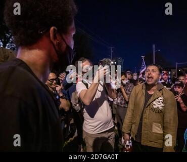 Nashville, Tennessee, Stati Uniti. 22 ottobre 2020. I manifestanti e i sostenitori di Trump si mescolano fuori dalla Belmont University di Nashville, Tennessee, per il dibattito presidenziale finale giovedì 22 ottobre 2020. Credit: Alan Poizner/ZUMA Wire/Alamy Live News Foto Stock