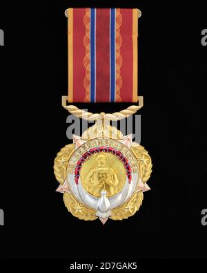 (201023) -- PECHINO, 23 ottobre 2020 (Xinhua) -- Foto scattata il 3 ottobre 2020 mostra la medaglia commemorativa per celebrare il 70° anniversario dell'esercito dei volontari del popolo cinese (CPV) che entra nella Repubblica Democratica popolare di Corea (DPRK) nella guerra per resistere all'aggressione e agli aiuti degli Stati Uniti alla Corea. Ai veterani dell'esercito della CPV sono state concesse medaglie commemorative, mentre la Cina segna il 70° anniversario dell'ingresso dell'esercito della CPV nella DPRK in guerra. Le medaglie sono state presentate ai veterani viventi e ad altro personale a nome del Comitato Centrale del Partito Comunista Cinese, del Consiglio di Stato e della Commissione militare Centrale Foto Stock