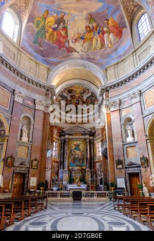 Arte italiana, interno della chiesa di San Giacomo in Augusta, affresco a soffitto Apoteosi di San Giacomo di Silverio Capparoni, volta e pala d'altare, Roma, Italia Foto Stock