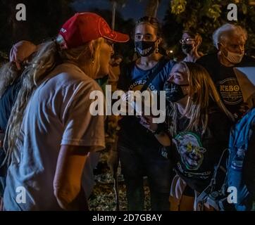 Nashville, Tennessee, Stati Uniti. 22 ottobre 2020. I manifestanti e i sostenitori di Trump si mescolano fuori dalla Belmont University per il dibattito presidenziale finale giovedì. Credit: Alan Poizner/ZUMA Wire/Alamy Live News Foto Stock