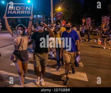 Nashville, Tennessee, Stati Uniti. 22 ottobre 2020. I manifestanti e i sostenitori di Trump si riuniscono fuori dalla Belmont University per il dibattito presidenziale finale giovedì. Credit: Alan Poizner/ZUMA Wire/Alamy Live News Foto Stock