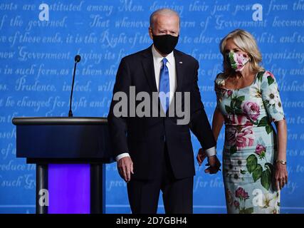 Nashville, Stati Uniti. 22 ottobre 2020. Candidato presidenziale democratico l’ex vice presidente Joe Biden si trova con sua moglie Dr Jill Biden dopo l’ultimo dibattito presidenziale con il presidente repubblicano candidato presidenziale Donald Trump, nel campus della Belmont University, a Nashville, Tennessee, giovedì 22 ottobre 2020. Foto di Kevin Dietsch/UPI . Credit: UPI/Alamy Live News Foto Stock