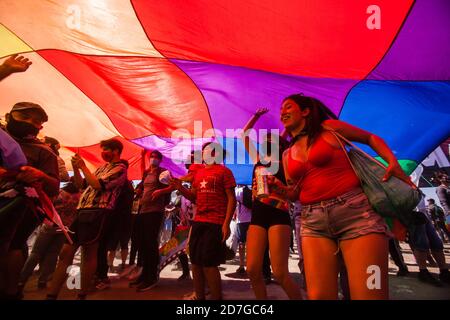SANTIAGO, CILE - 18 OTTOBRE 2020 - i manifestanti hanno fatto onda di una grande bandiera di Wiphala durante una protesta a Plaza Italia a Santiago, Cile Foto Stock