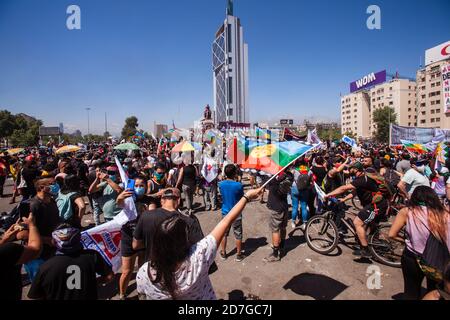 SANTIAGO, CILE-18 OTTOBRE 2020 - i manifestanti ondano bandiere indigene cilene e mapuche durante una protesta a Plaza Italia a Santiago, Cile Foto Stock