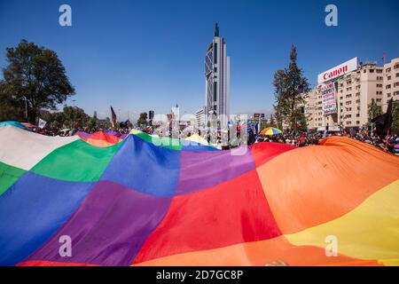 SANTIAGO, CILE - 18 OTTOBRE 2020 - i manifestanti hanno fatto onda di una grande bandiera di Wiphala durante una protesta a Plaza Italia a Santiago, Cile Foto Stock