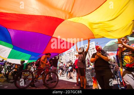 SANTIAGO, CILE - 18 OTTOBRE 2020 - i manifestanti hanno fatto onda di una grande bandiera di Wiphala durante una protesta a Plaza Italia a Santiago, Cile Foto Stock