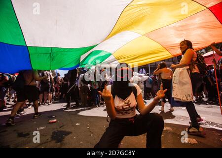 SANTIAGO, CILE - 18 OTTOBRE 2020 - i manifestanti hanno fatto onda di una grande bandiera di Wiphala durante una protesta a Plaza Italia a Santiago, Cile Foto Stock