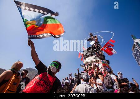 SANTIAGO, CILE-18 OTTOBRE 2020 - i manifestanti ondano bandiere indigene cilene e mapuche durante una protesta a Plaza Italia a Santiago, Cile Foto Stock