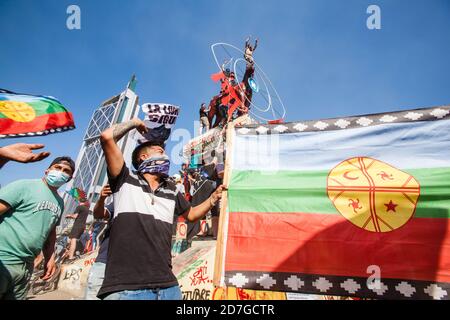 SANTIAGO, CILE-18 OTTOBRE 2020 - i manifestanti ondano bandiere indigene cilene e mapuche durante una protesta a Plaza Italia a Santiago, Cile Foto Stock