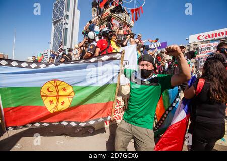 SANTIAGO, CILE-18 OTTOBRE 2020 - i manifestanti ondano bandiere indigene cilene e mapuche durante una protesta a Plaza Italia a Santiago, Cile Foto Stock