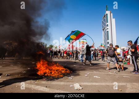 SANTIAGO, CILE-18 OTTOBRE 2020 - i manifestanti ondano bandiere indigene cilene e mapuche durante una protesta a Plaza Italia a Santiago, Cile Foto Stock
