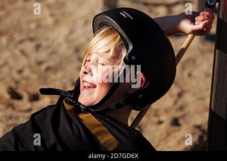 Umea, Norrland Svezia - 20 settembre 2020: Giovane ragazzo con casco da bicicletta ride con felicità Foto Stock