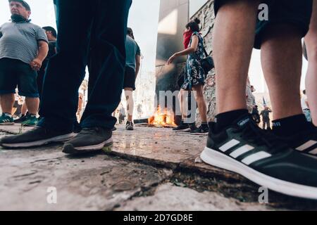 SANTIAGO, CILE-18 OTTOBRE 2020 - Monumento ai Martiri dei Carabineros (polizia cilena) vandalizzato durante un anno di proteste da parte dell'esterno sociale Foto Stock