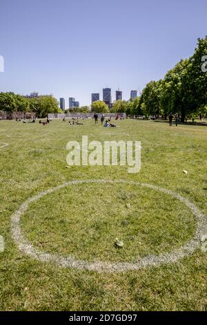 Toronto, Ontario, Canada. 31 maggio 2020. "Social Distancing Circles" al Trinity Bellwoods Park. Credit: Shawn Goldberg/SOPA Images/ZUMA Wire/Alamy Live News Foto Stock