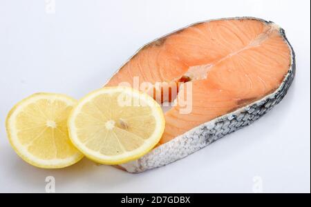 Il salmone è un alimento comune classificato come un pesce oleoso con un ricco contenuto di proteine e acidi grassi omega-3. Foto Stock