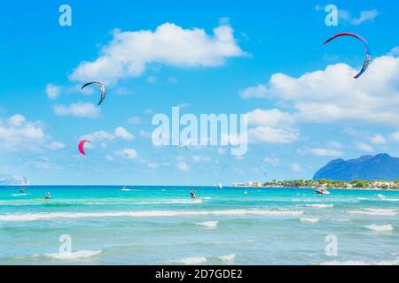 Persone Kitesurf sulla spiaggia di Alcudia. Maiorca, Isole Baleari, Spagna Foto Stock