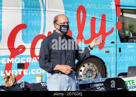 Burlington, Iowa, Stati Uniti. 22 ottobre 2020. Il congressista Dave Loebsack e il tour espresso Early Vote visitano Burlington, Iowa, USA in una campagna tardiva per ottenere i voti per il candidato presidenziale Joe Biden. Credit: Keith Turrill/Alamy Live News Foto Stock