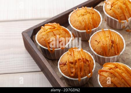 Molti gustosi muffin dolci su tavola di legno, spazio fotocopie Foto Stock