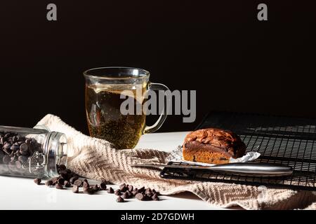 Piccola focaccia di zucca al cioccolato con un bicchiere di tè Foto Stock