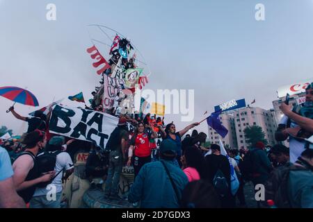 SANTIAGO, CILE-18 OTTOBRE 2020 - i manifestanti ondano bandiere indigene cilene e mapuche durante una protesta a Plaza Italia a Santiago, Cile Foto Stock