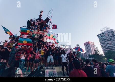 SANTIAGO, CILE-18 OTTOBRE 2020 - i manifestanti ondano bandiere indigene cilene e mapuche durante una protesta a Plaza Italia a Santiago, Cile Foto Stock