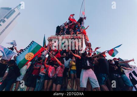 SANTIAGO, CILE-18 OTTOBRE 2020 - i manifestanti ondano bandiere indigene cilene e mapuche durante una protesta a Plaza Italia a Santiago, Cile Foto Stock
