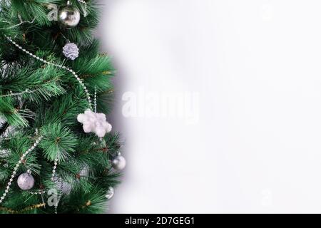 Festa di Natale e Capodanno. Albero di Natale splendidamente decorato con palle bianche e fiocchi di neve argentati, spazio copia, piatto. Può essere utilizzato come Foto Stock