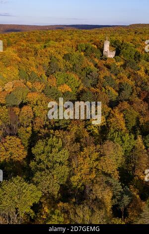 22 ottobre 2020, bassa Sassonia, Göttingen: La Torre Bismarck nel mezzo della foresta della città di Göttingen scolorita in modo autunnale. La Bismarck Tower è una torre di osservazione a quattro piani alta 31 metri ed è una popolare destinazione per escursioni nella bassa Sassonia meridionale. (Vista aerea con un drone) Foto: Swen Pförtner/dpa Foto Stock