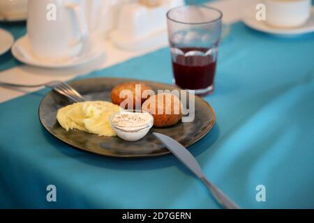 Foto macro di deliziose cotolette di pollo e purè di patate in un ristorante Foto Stock