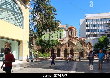 La Chiesa di Panagia Kapnikarea, la chiesa più antica di Atene, situata nel quartiere dello shopping in via Ermou. Foto Stock