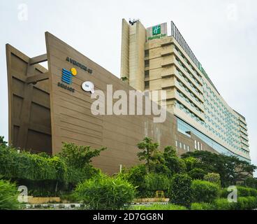 La facciata dell'Holiday Inn Chennai OMR IT Expressway, un hotel a 5 stelle situato in Old Mahabalipuram Road, Chennai. Foto Stock