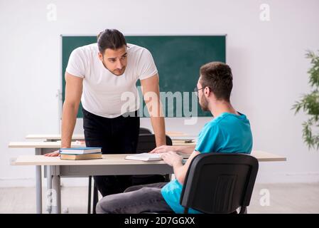 Alunni maschi nel concetto di bullismo in classe Foto Stock