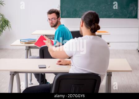 Alunni maschi nel concetto di bullismo in classe Foto Stock