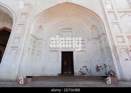 Vista di un arco intorno all'ingresso di un edificio all'interno dello storico Forte Rosso di Delhi. Foto Stock