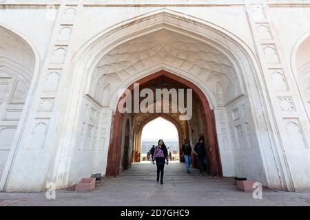 Vista di un arco intorno all'ingresso di un edificio all'interno dello storico Forte Rosso di Delhi. Foto Stock