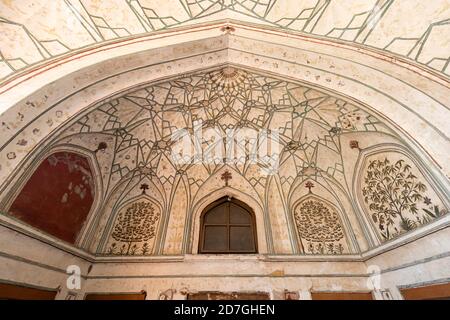 Primo piano vista dell'architettura e del design sulle pareti degli edifici all'interno dello storico Forte Rosso di Delhi. Foto Stock