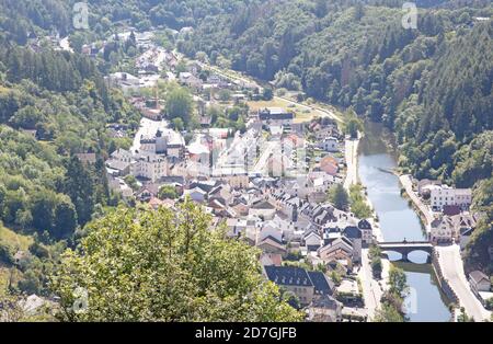 Vianden, Lussemburgo il 22 luglio 2020: Piccola città vecchia, chiamata Vianden, in Lussemburgo. E' famoso per un vecchio castello costruito nel XI e XIV secolo Foto Stock