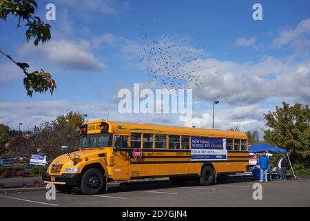 Una cabina di reclutamento per gli autisti scolastici è vista in un parcheggio a Tigard, Oregon, mercoledì 21 ottobre 2020, in mezzo alla pandemia del coronavirus. Foto Stock