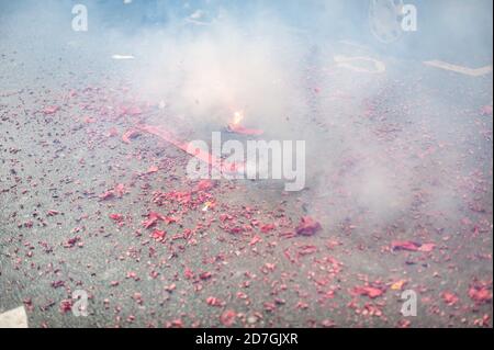 i vigili del fuoco esplodono per strada con fumo per i cinesi anno nuovo Foto Stock