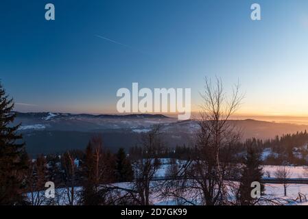 Vista dalla collina di Koczy Zamek sopra il villaggio di Koniakow in inverno Beskid Slaski montagne in Polonia Foto Stock