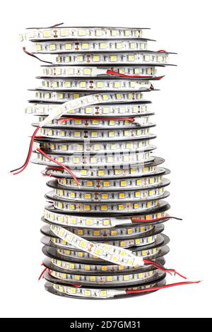 Bobine con nastri di lampade a LED isolate su sfondo bianco. Foto Stock