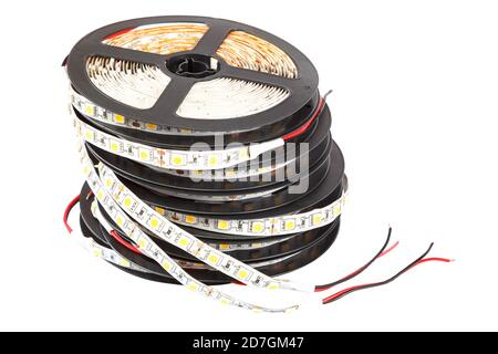 Bobine con nastri di lampade a LED isolate su sfondo bianco. Foto Stock