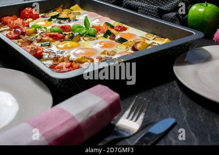 pasto vegetariano sano con uova e verdure Foto Stock