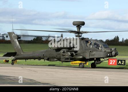 Esercito Air Corps AH-64 Apache elicottero a Gloucester Staverton per il rifornimento. Foto Stock